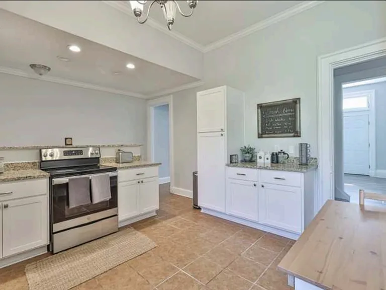 2281 Loth St — Photo 4