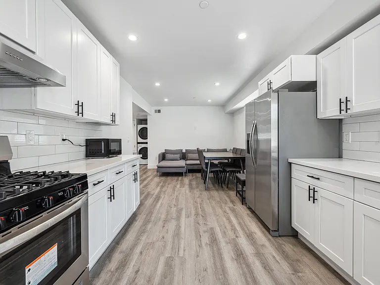 Fully Furnished Housing: 1419 W 35th St — Photo 13