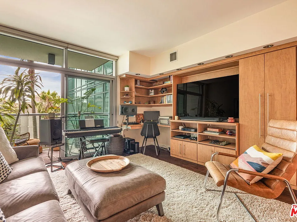 13700 Marina Pointe Dr #415