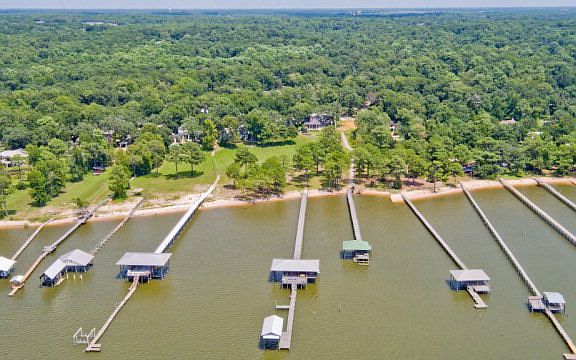 3rd image of 313 Woodbridge Dr
