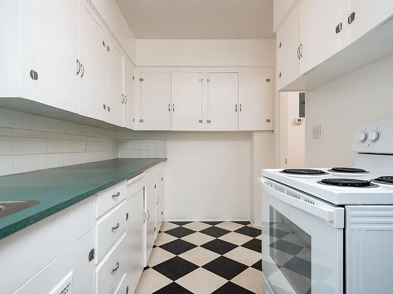 2211 NE Pacific St — Photo 17