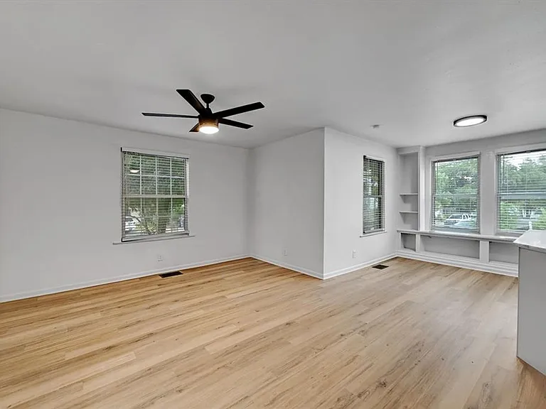 2305 Longview St — Photo 8