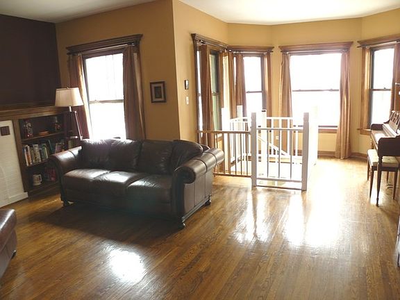 3rd image of 4184 N Clarendon Ave #1N