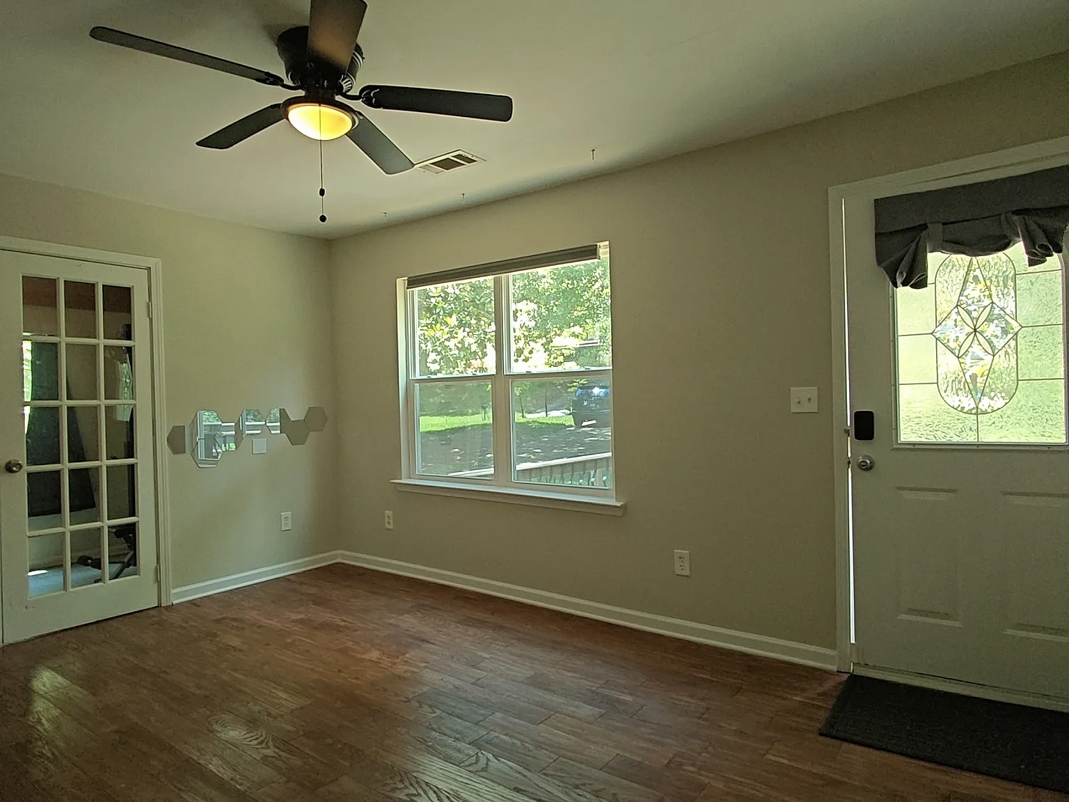 3 bed, 1015 sqft, $1,950 — Photo 4