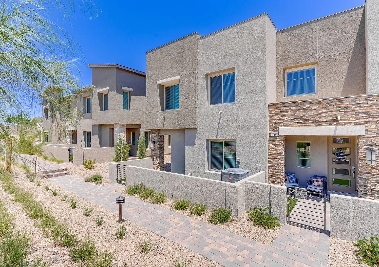 Spacious 4 Bed, 3 Bath Townhome with Loft & Downstairs Bedroom — Photo 3