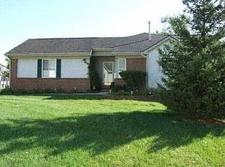 424 Ravencrest Ln, Westland, MI 48185