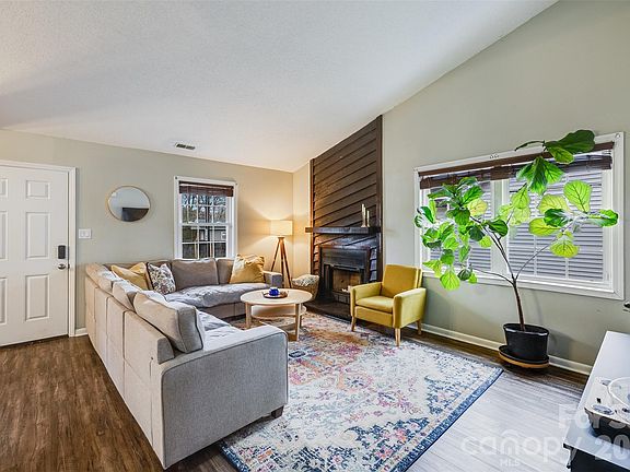 3rd image of 708 Pennwood Ln