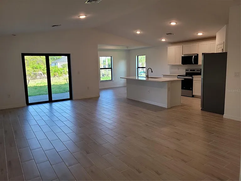 6305 Shaw St — Photo 2
