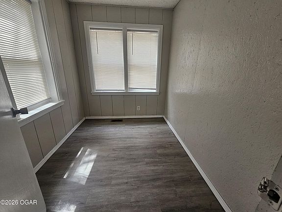 4th image of 910 S Jackson Ave