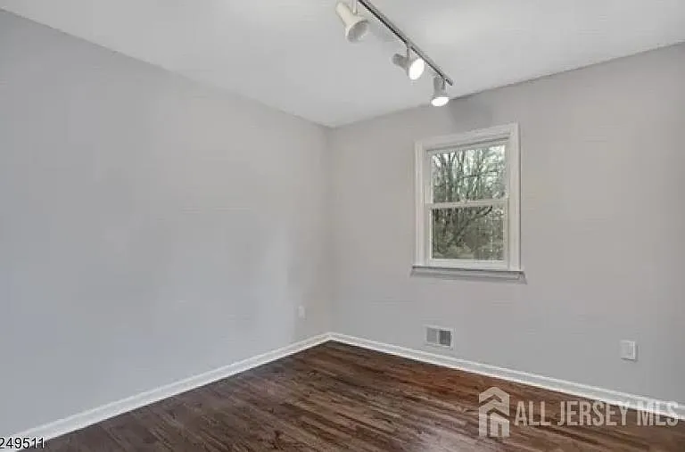 10 Cedar St — Photo 7