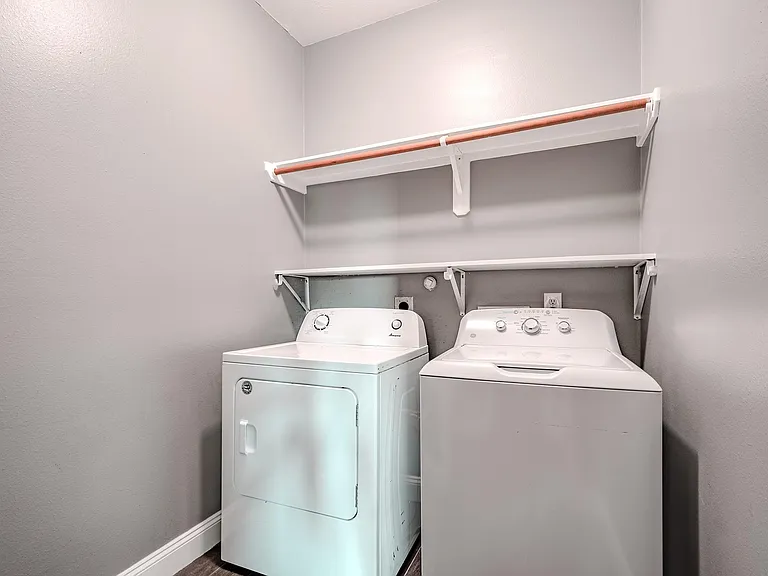 8515 Holly Spring Ln — Photo 25