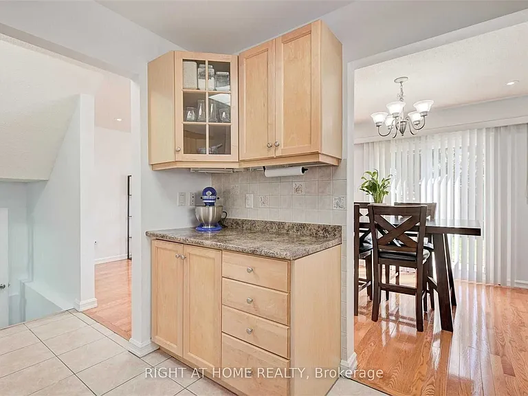 121 Radford Dr — Photo 8