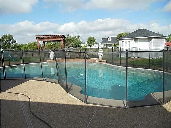 Diving pool with waterfalls