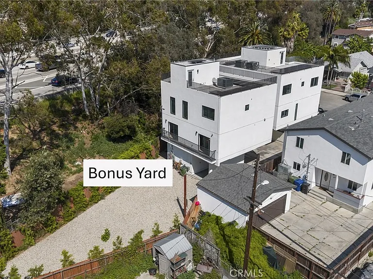 2517 Alsace Ave — Photo 2