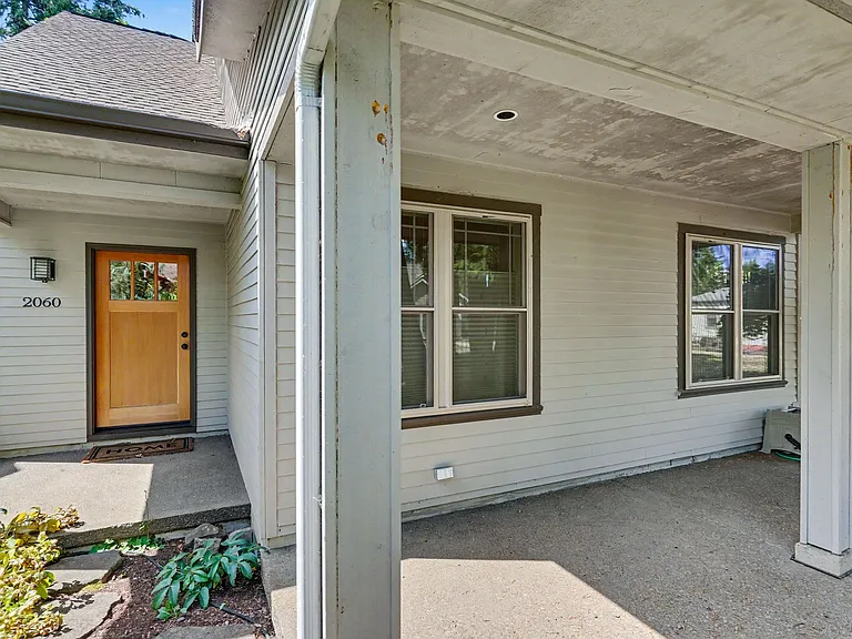 2060 John St S — Photo 33