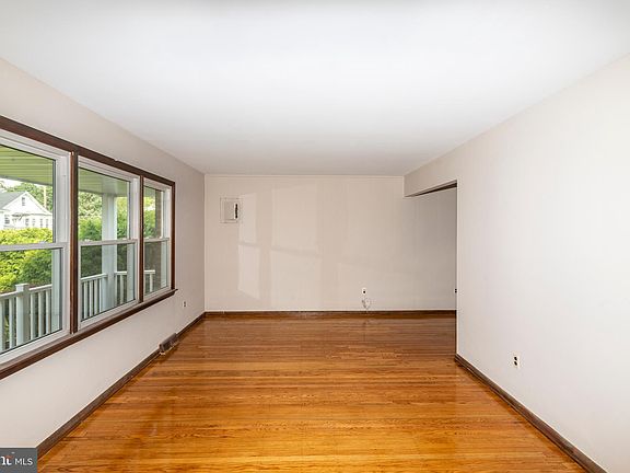 5th image of 105 Dubois Ave