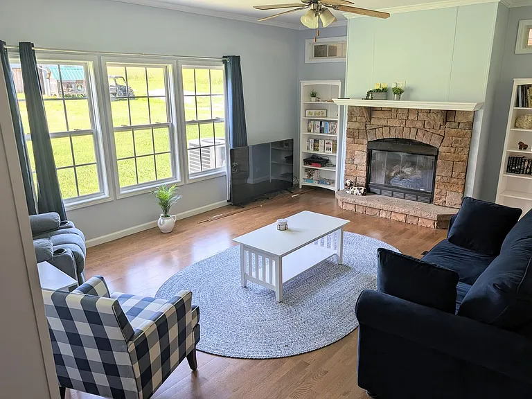 1055 Gunter Corner Rd — Photo 2