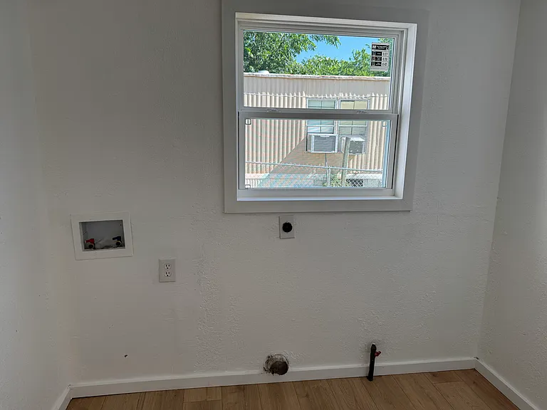 1055 S Park St — Photo 11