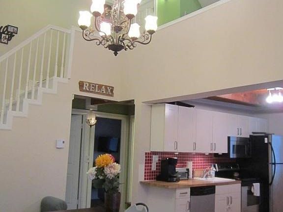 5 DINNING TO KITCHEN