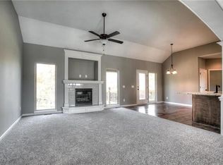901 N Cottonwood St, Kearney, MO 64060
