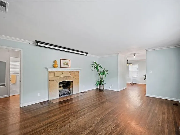 2654 Elsinore St — Photo 3