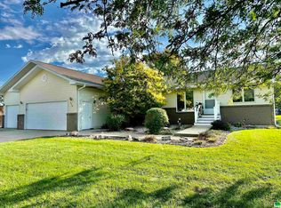418 Mickelson Ave, Vermillion, SD 57069