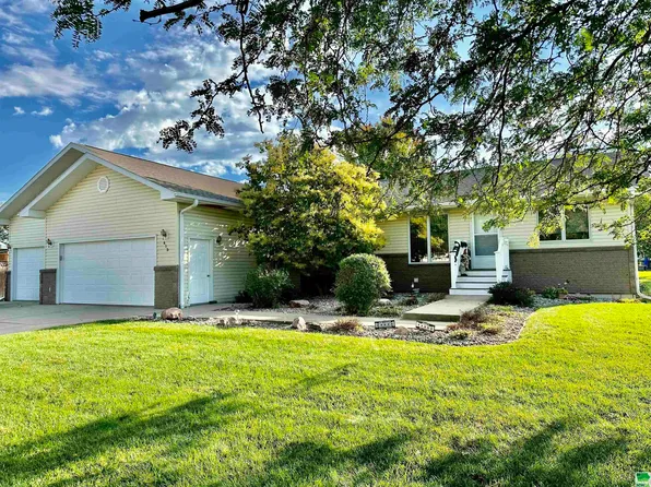 418 Mickelson Ave, Vermillion, SD 57069