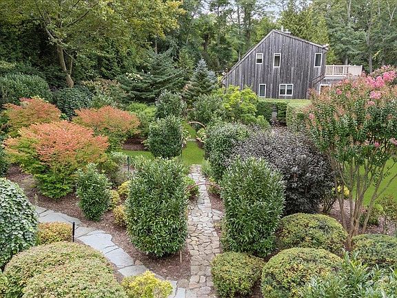 3rd image of 2785 Noyack Road
