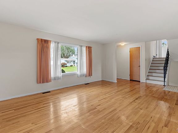 5th image of 18 Huckleberry Ln