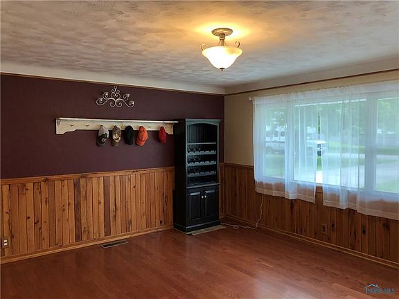 4th image of 1701 Crestwood Dr