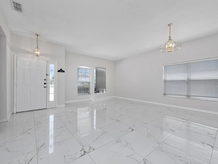 746 Lockbreeze Dr — Photo 4