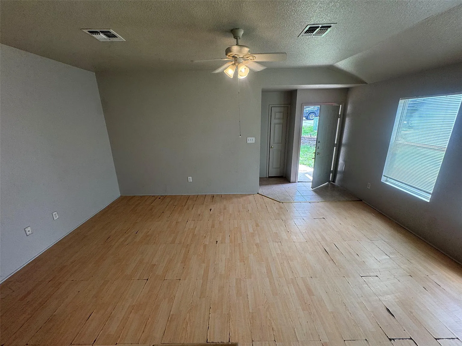 3 bed, 2.0 bath, 1193 sqft, $1,200 — Photo 2