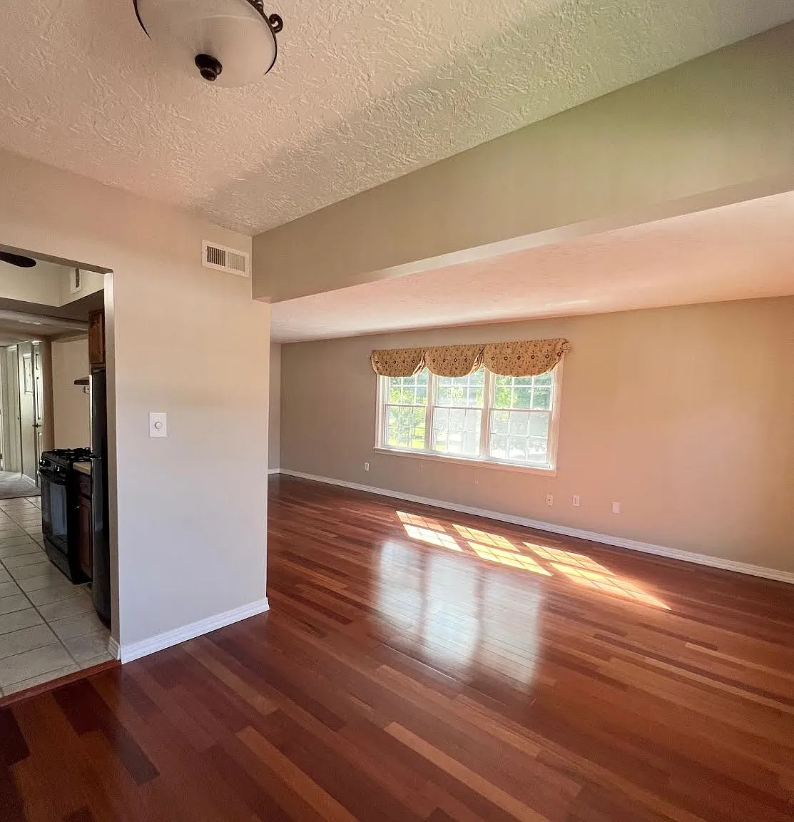 20301 Shelburne Rd — Photo 2