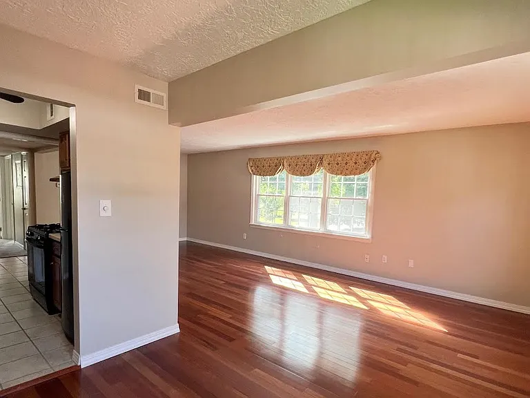 20301 Shelburne Rd #8B — Photo 2