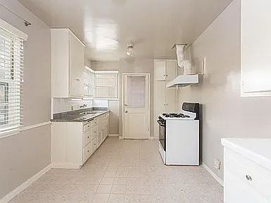 5th image of 453 N Sierra Bonita Ave