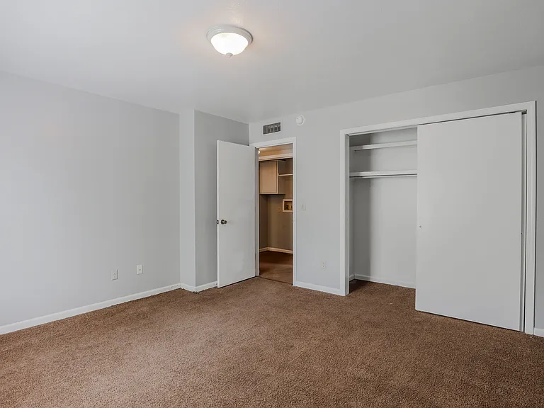 Tippecanoe Drive Apartments — Photo 29