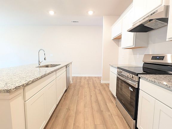 3rd image of 525 Hayes Ln