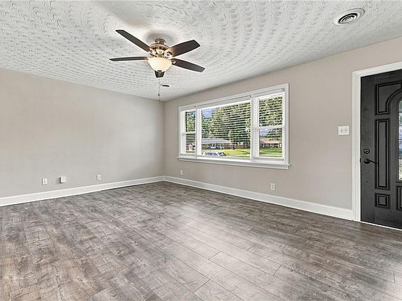 3rd image of 2449 Deerfield Cres