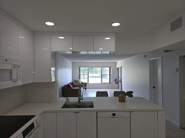 3905 N Nob Hill Rd #206 — Photo 1