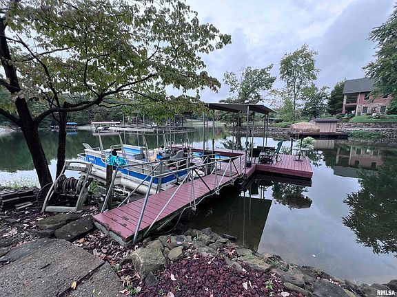 5th image of 555 Lakeshore Dr N