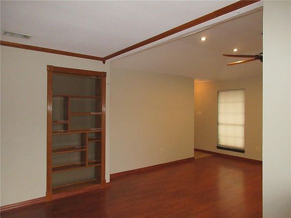 3rd image of 110 Glade Shadow Dr