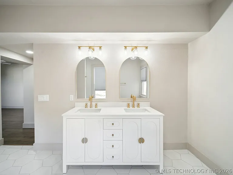 221 W Detroit St — Photo 15