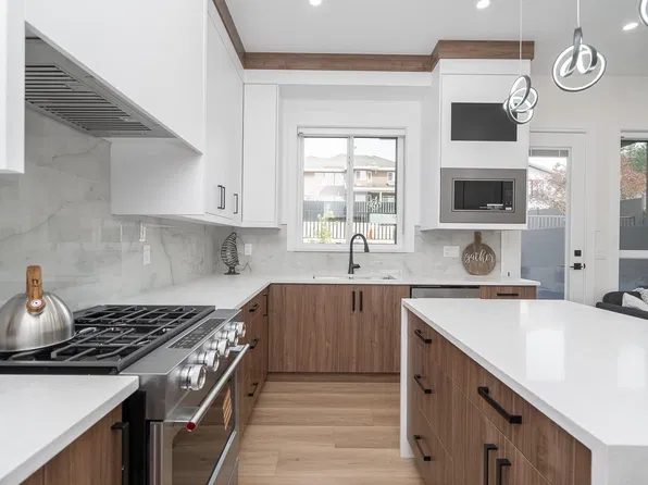 1149 Dansey Ave #102, Coquitlam, BC V3K 3H5