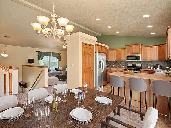 5th image of 1009 Golden Hills Dr