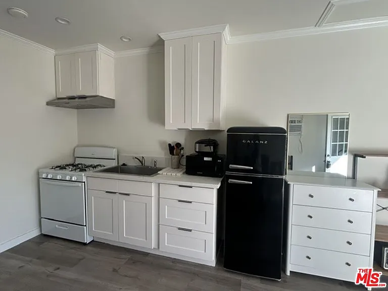 4826 Coolidge Ave #B — Photo 3
