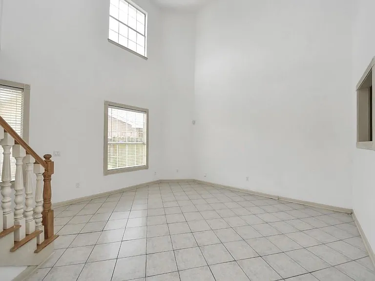 10535 Emnora Ln — Photo 8