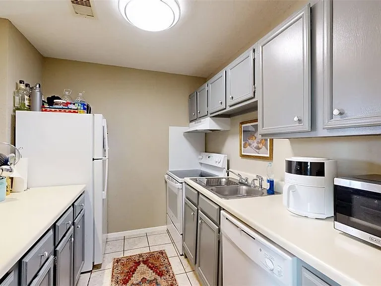 1901 Holleman Dr W #412 — Photo 5