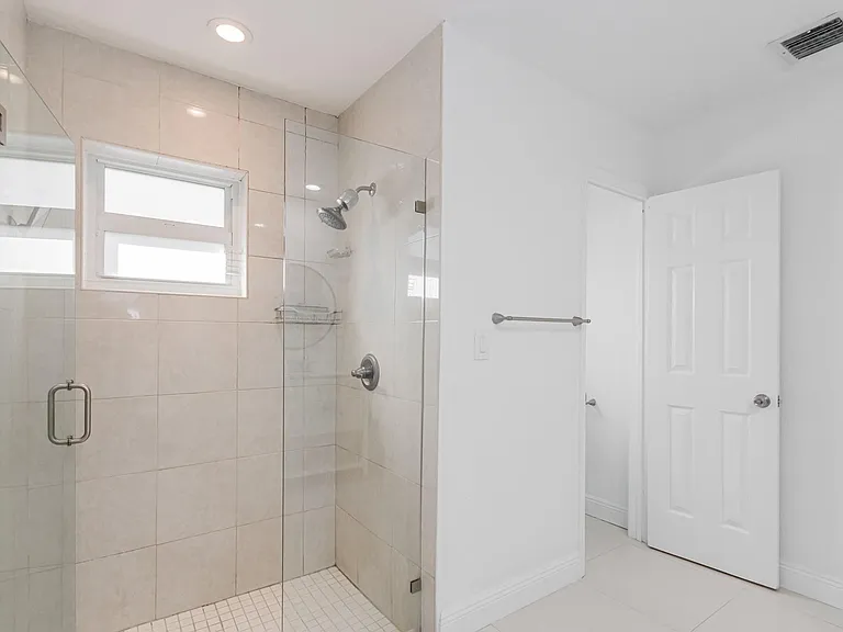 2810 NE 60th St — Photo 28