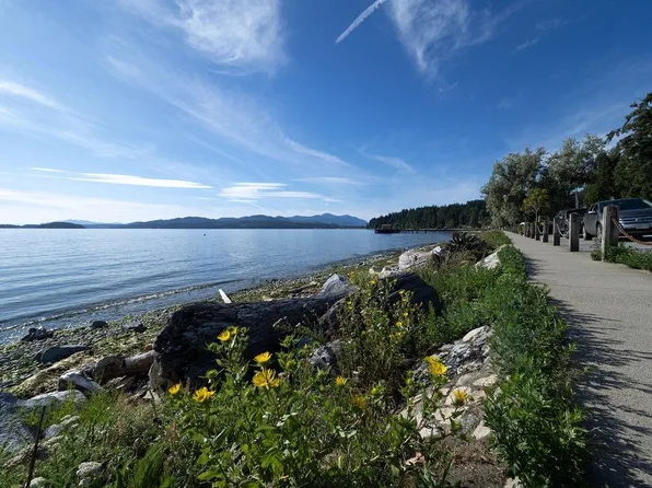 5160 Davis Bay Rd #105, Sechelt, BC V7Z 0H3