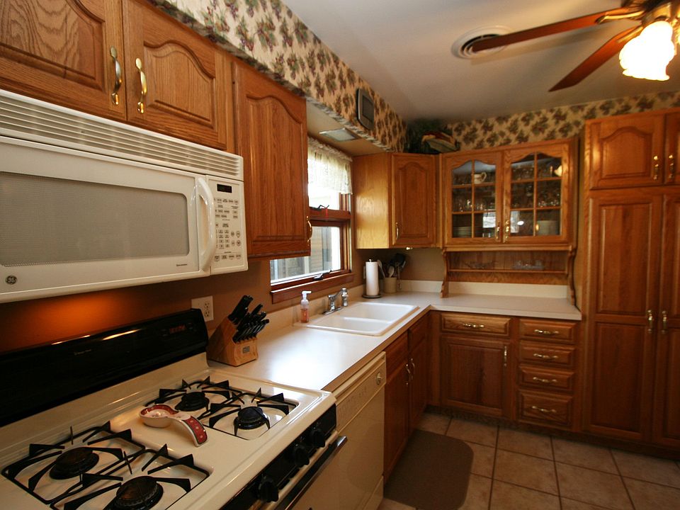 ANOTHER VIEW OF THE KITCHN